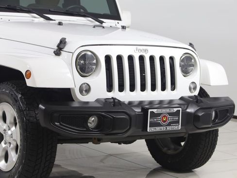 Used 2015 Jeep Wrangler Unlimited Sahara w/ Connectivity Group AWD/4WD image 34