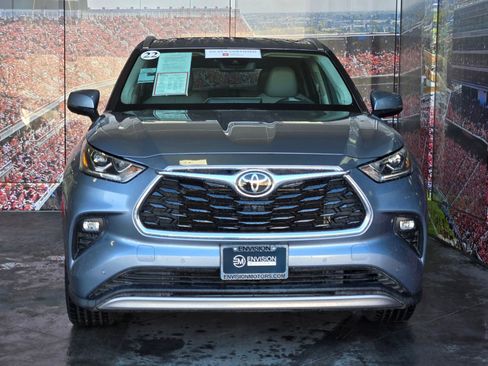 Used 2022 Toyota Highlander Platinum image 3