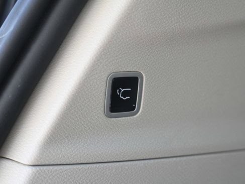 Used 2023 Chrysler Pacifica Touring-L image 19