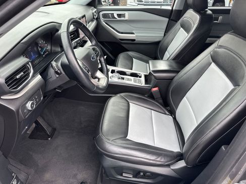 Certified 2022 Ford Explorer XLT w/ Equipment Group 202A image 27