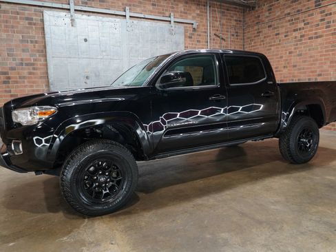 Used 2021 Toyota Tacoma SR5 w/ Technology Package RWD image 8