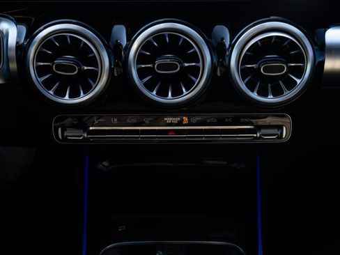 Used 2023 Mercedes-Benz GLB 250 4MATIC image 17