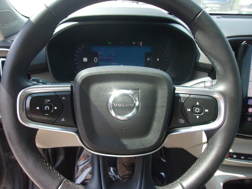 Used 2024 Volvo XC40 B5 Plus AWD/4WD image 8