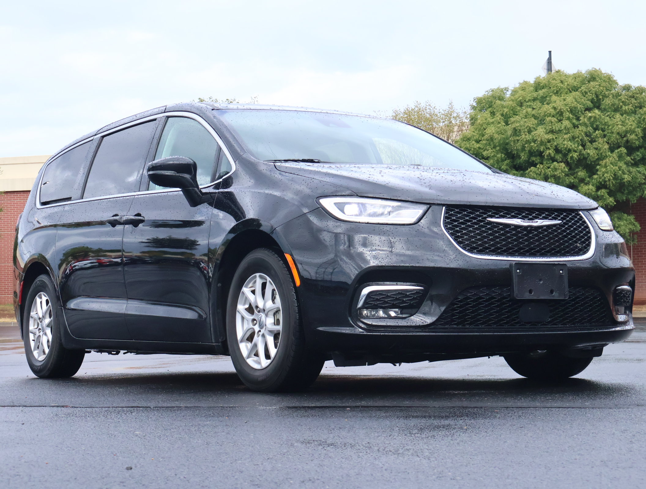 Used 2024 Chrysler Pacifica Touring-L FWD image 1