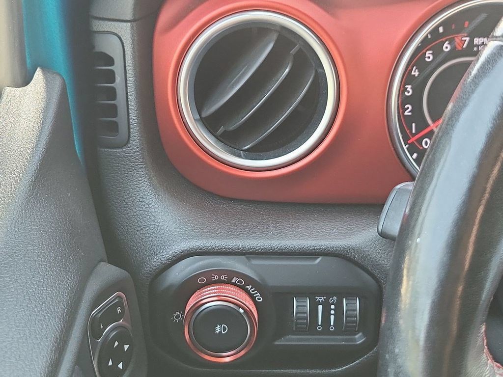 Used 2020 Jeep Wrangler Unlimited Rubicon w/ Cold Weather Group AWD/4WD image 24