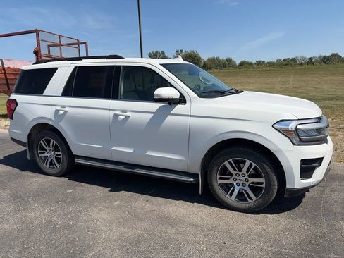 Used 2023 Ford Expedition XLT AWD/4WD image 3
