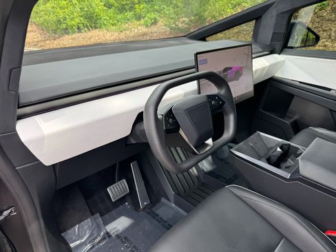 Used 2024 Tesla Cybertruck AWD Crew Cab image 24