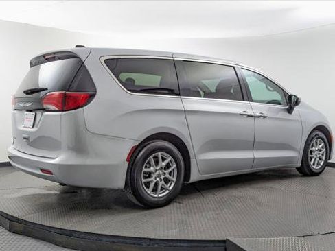 Used 2023 Chrysler Voyager LX FWD image 9