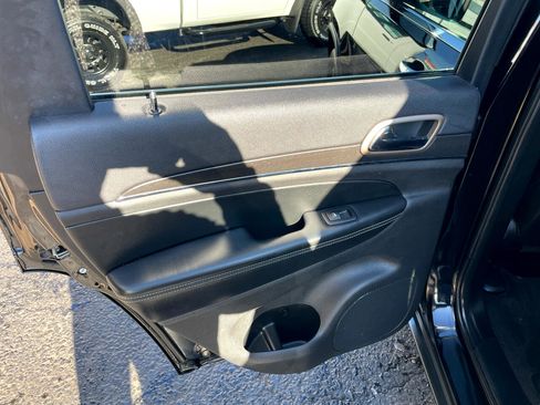 Used 2017 Jeep Grand Cherokee Limited image 29