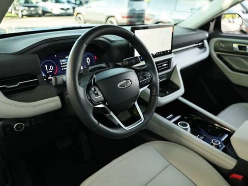 Used 2025 Ford Explorer Platinum w/ Ultimate Package AWD/4WD image 19