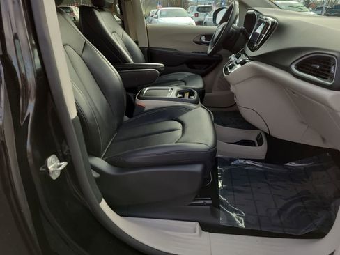 Used 2024 Chrysler Pacifica Touring-L image 22