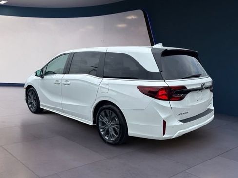 Used 2025 Honda Odyssey Touring image 3
