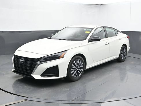 Used 2025 Nissan Altima 2.5 SV FWD image 8