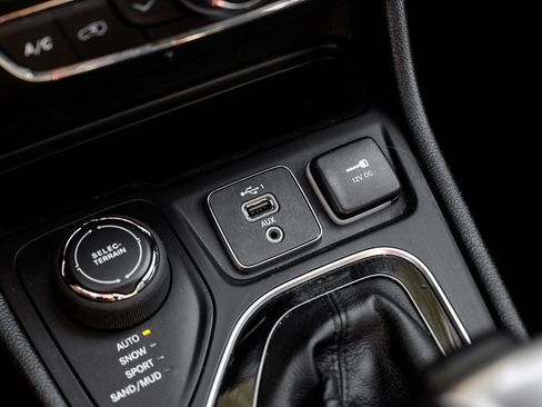 Used 2022 Jeep Cherokee Limited image 37