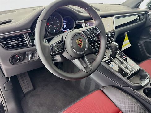 New 2025 Porsche Macan image 4