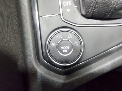 Used 2020 Volkswagen Tiguan S image 31