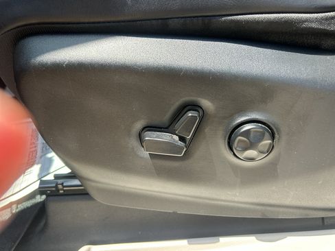 Used 2023 Chrysler Pacifica Touring-L FWD image 23
