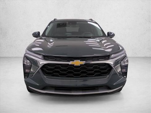 Used 2025 Chevrolet Trax LT FWD image 2