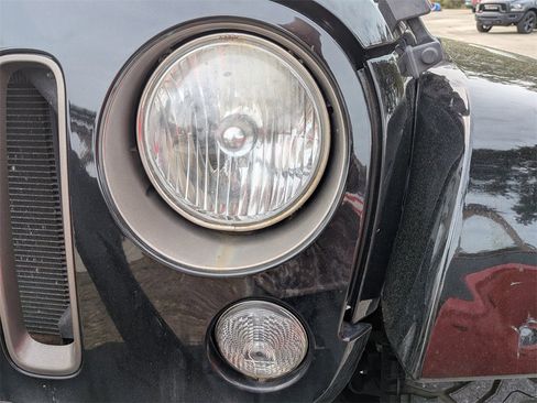 Used 2016 Jeep Wrangler Unlimited Sahara image 9