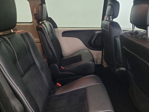 Used 2018 Dodge Grand Caravan SXT image 19
