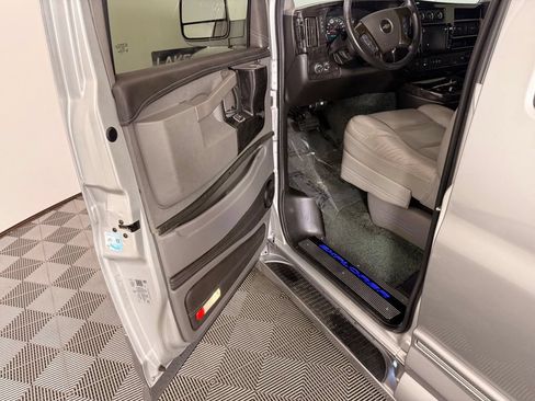 Used 2021 Chevrolet Express 2500 LS w/ Enhanced Convenience Package RWD image 14