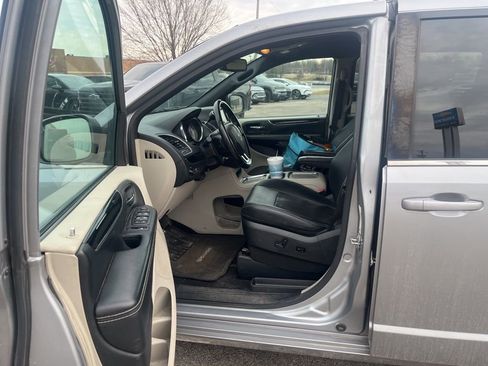 Used 2019 Dodge Grand Caravan SXT image 6