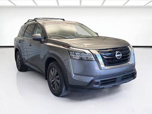 Used 2022 Nissan Pathfinder SV image 3