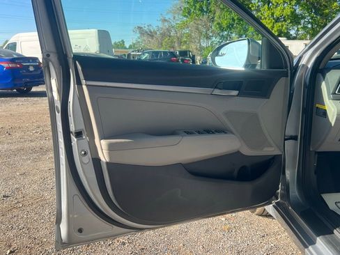 Used 2017 Hyundai Elantra SE FWD image 9