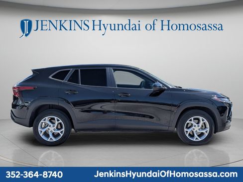 Used 2024 Chevrolet Trax LS w/ LS Convenience Package FWD image 2