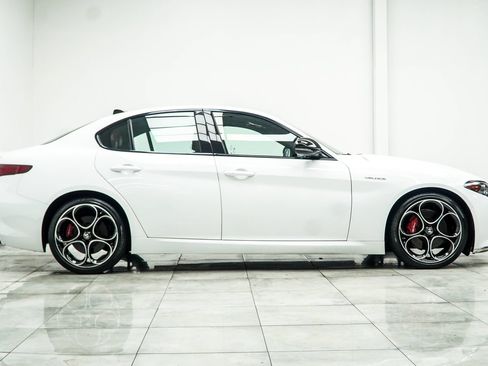 Used 2023 Alfa Romeo Giulia Veloce RWD image 7
