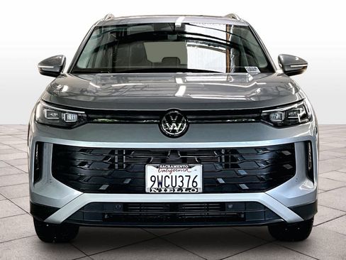 Certified 2025 Volkswagen Tiguan SE w/ Panoramic Sunroof Package image 3