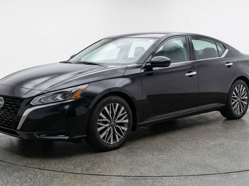Used 2025 Nissan Altima 2.5 SV FWD image 3