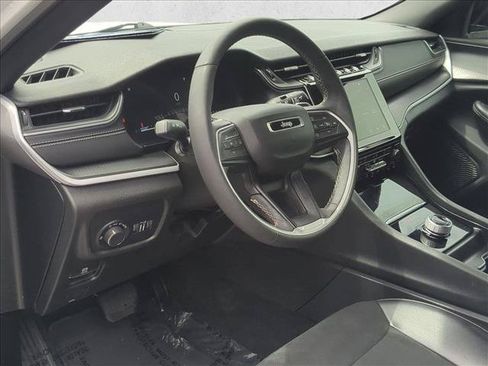 Used 2024 Jeep Grand Cherokee Altitude RWD image 10