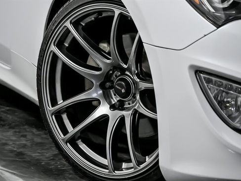 Used 2015 Hyundai Genesis 3.8 image 3