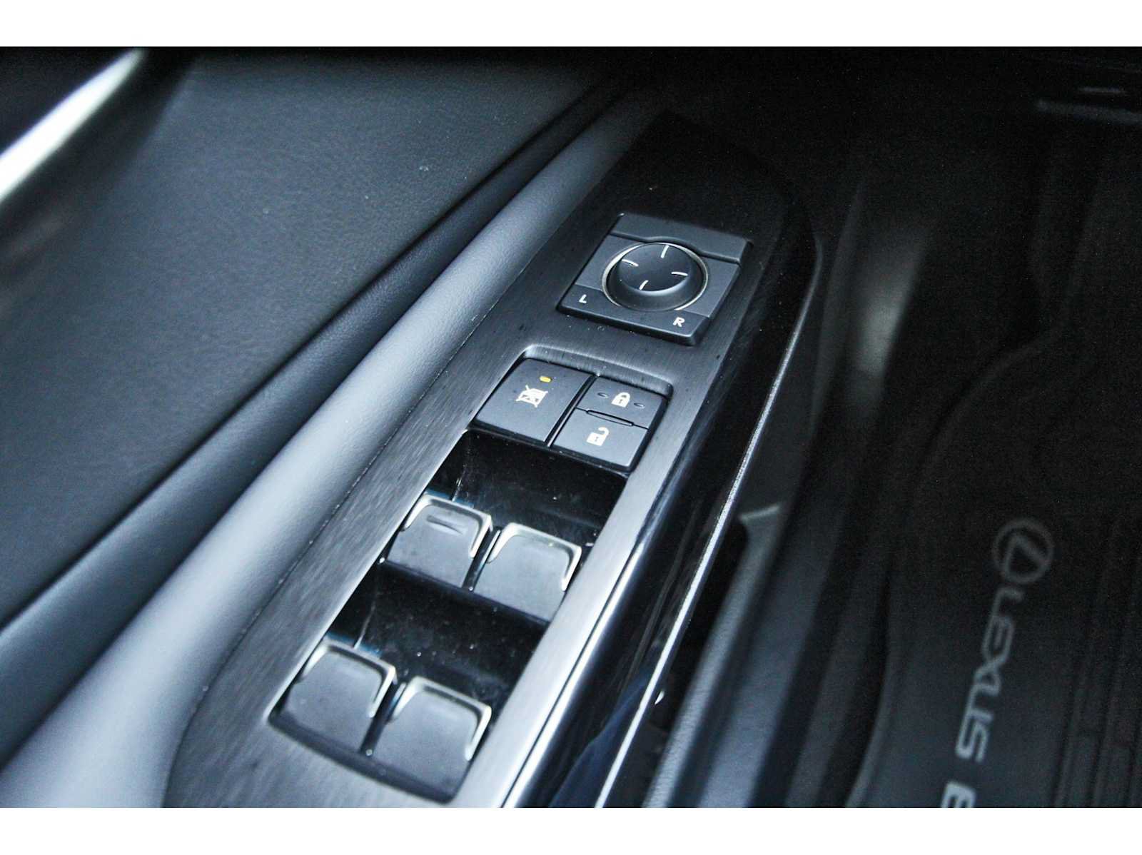 Used 2025 Lexus ES 350 w/ Accessory Package (Z1) FWD image 18
