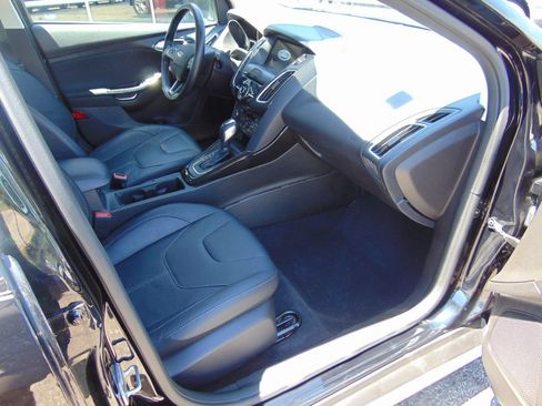 Used 2016 Ford Focus Titanium w/ Titanium Technology Package FWD image 5