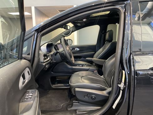 Used 2025 Chrysler Pacifica Limited FWD image 17