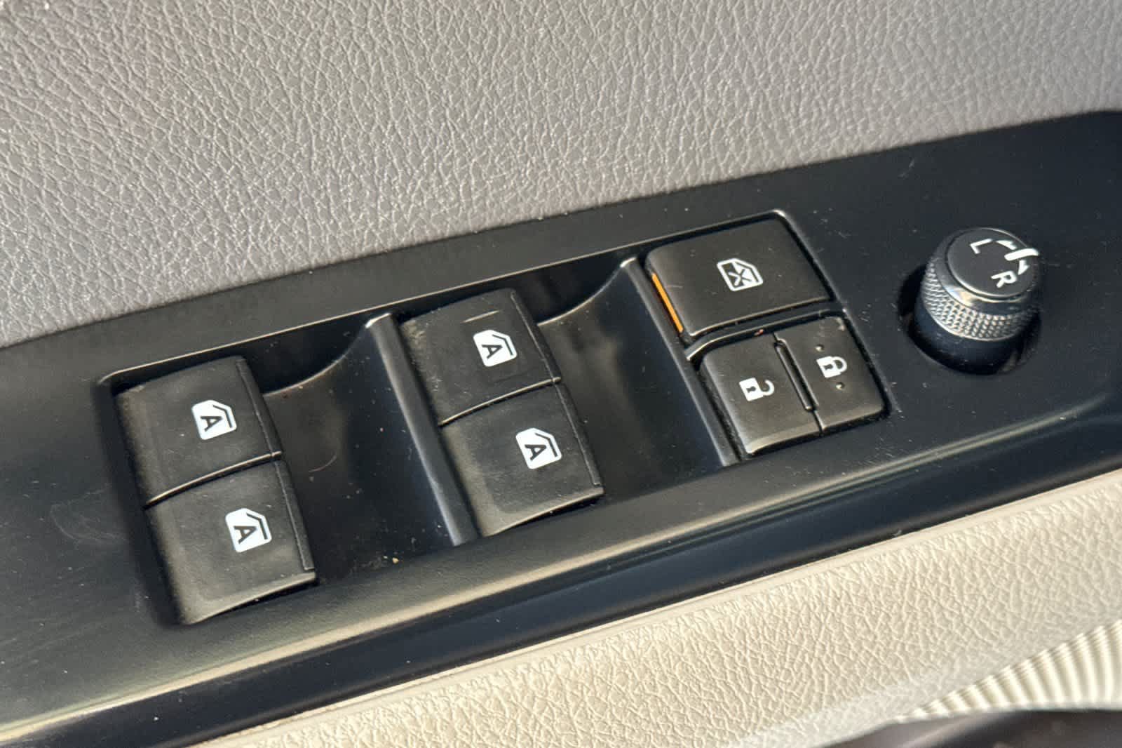 Used 2019 Toyota Camry SE w/ Carpet Mat Package FWD image 11