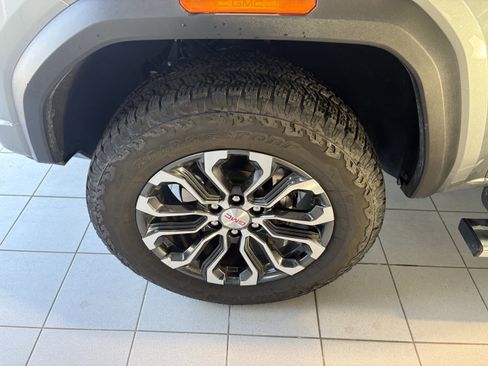 Used 2025 GMC Canyon Denali image 8