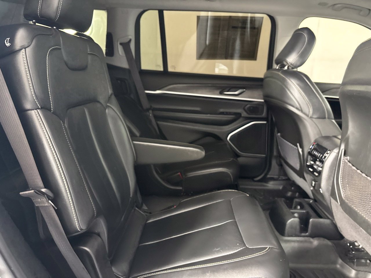 Used 2022 Jeep Grand Cherokee L Limited AWD/4WD image 29