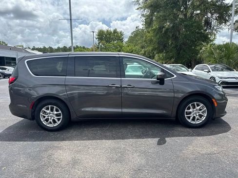 Used 2023 Chrysler Pacifica Touring-L FWD image 5