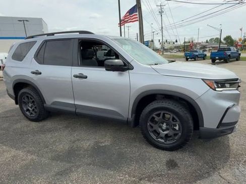 Used 2024 Honda Pilot TrailSport image 2