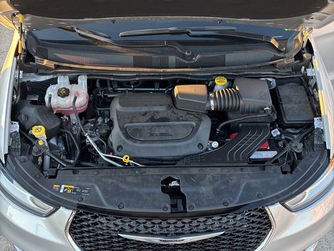 Used 2026 Chrysler Pacifica Select image 11