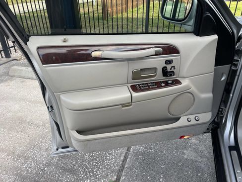 Used 2006 Lincoln Town Car Signature Limited image 12