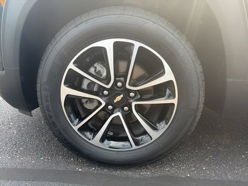 Used 2025 Chevrolet TrailBlazer LT AWD/4WD image 32