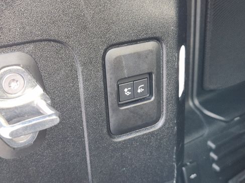Used 2024 Land Rover Defender 110 X-Dynamic SE AWD/4WD image 32