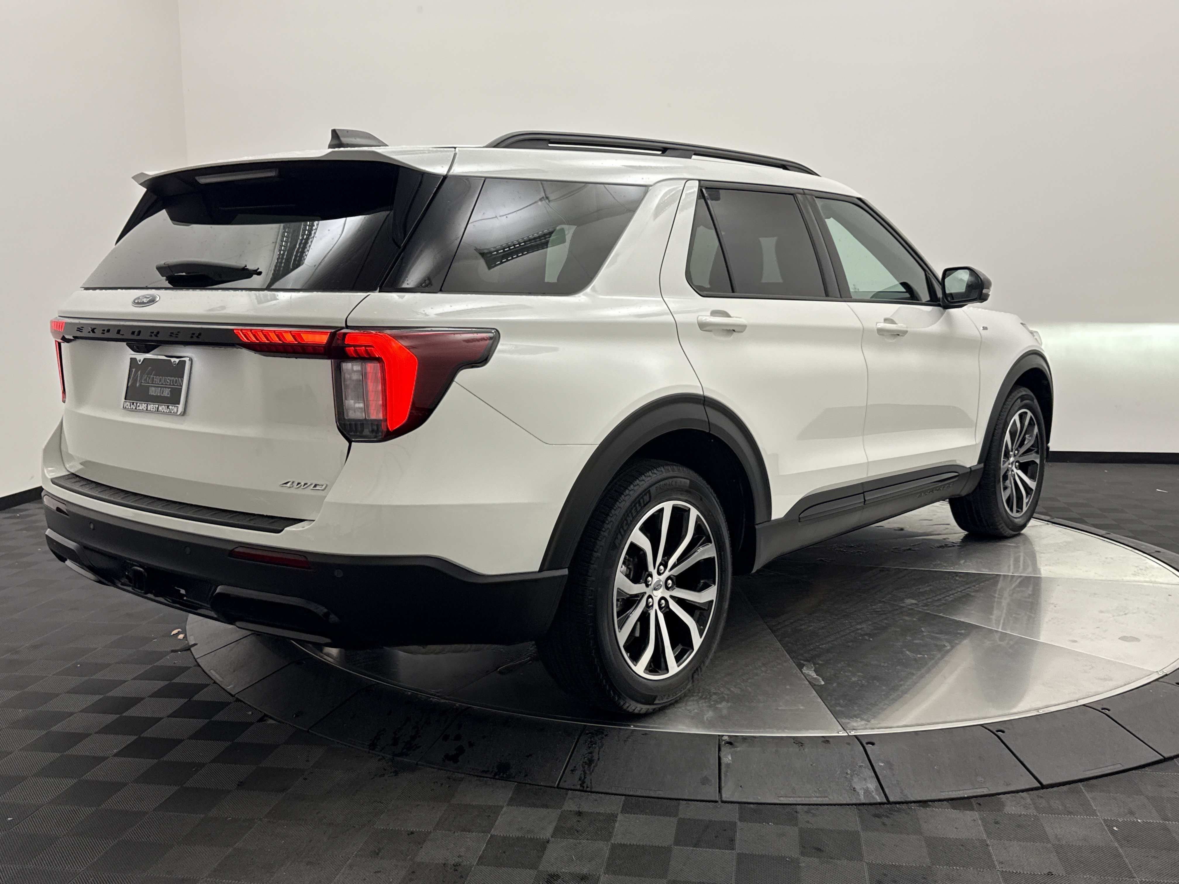 Used 2025 Ford Explorer ST-Line AWD/4WD image 7