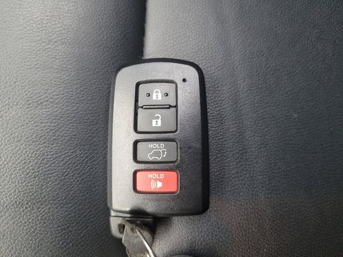 Used 2017 Toyota Highlander XLE w/ Carpet Mat Package image 32