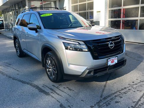 Used 2023 Nissan Pathfinder SV w/ SV Premium Package image 3