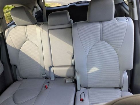Used 2023 Toyota Highlander LE image 28